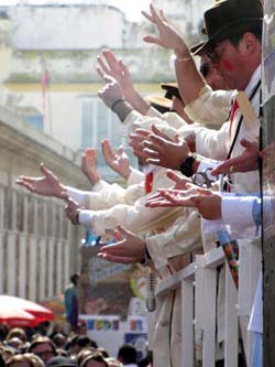 La alegría del carnaval llena las calles de Cádiz