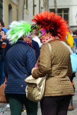 La alegría del carnaval llena las calles de Cádiz