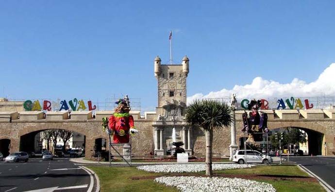 La alegría del carnaval llena las calles de Cádiz