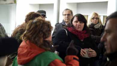 Los vecinos discuten sobre la presencia de Carmona en el desahucio (Foto: D. Muñoz)