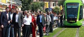 Tomás Gómez, con el entonces presidente del Gobierno, J.L. Rodríguez Zapatero, ante el tranvía.