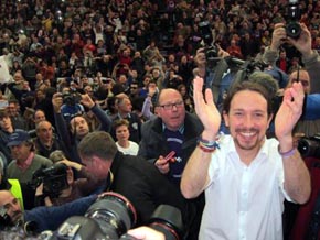 Iglesias, arropado por simpatizantes, en uno de los mítines de Podemos 

