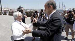 El expresident Francisco Camps saluda a Bernie Ecclestone 
