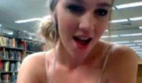 Imagen del vídeo de la joven, de 19 años, detenida por una grabación porno en una biblioteca. YouTube 