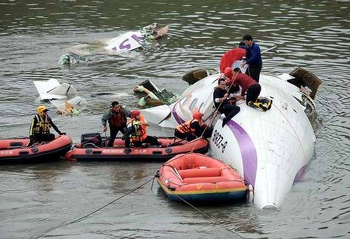  Operaciones de rescate de víctimas del avión que se estrelló en un río en Taipei. (Foto: AFP)