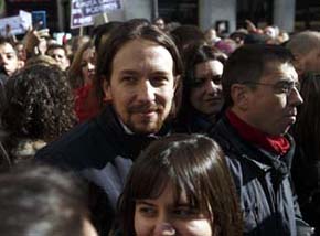 El secretario general de Podemos, Pablo Iglesias, entre el cortejo de la 'marcha del cambio' junto a Luis Alegre y Juan Carlos Monedero . (AP)

