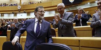 Rajoy, ovacionado por los senadores del PP en su llegada al Senado / EFE