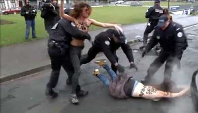 Tres activistas de Femen reciben al ex ministro francés al grito de 'culpable' 