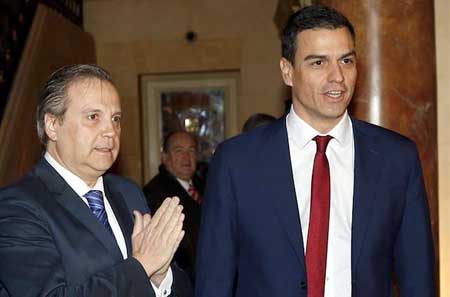 El diputado autonómico y candidato socialista a la Alcaldía de Madrid, Antonio Miguel Carmona (i), junto al secretario general del PSOE, Pedro Sánchez (d), momentos antes de su intervención hoy en un desayuno informativo organizado en Madrid por Nueva Economía Fórum. EFE