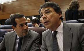 El presidente de la Comunidad de Madrid, Ignacio González (d), conversa con el consejero madrileño de Presidencia y Justicia, Salvador Victoria.