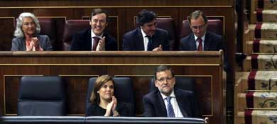 El presidente del Gobierno, Mariano Rajoy, junto a la vicepresidenta, Soraya Sáenz de Santamaría