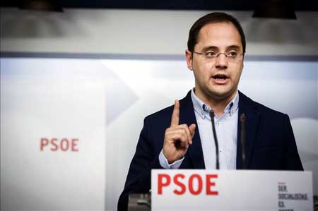El PSOE, a través de César Luena, culpa a Gómez de crear “inestabilidad” en el partido. EFE