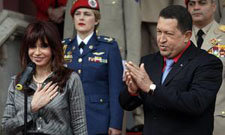 La presidenta Argentina, Cristina Fernández, junto a su homólogo venezolano, Hugo Chávez; durante la bienvenida ofrecida al llegar al Palacio de Miraflores de Caracas 