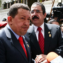 Hugo Chávez y el depuesto mandatario de Honduras, Manuel Zelaya, caminan al término de la III Reunión Ordinaria Unasur. 