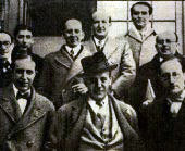 Corpus Barga (tercero por la izquierda en la segunda fila) entre José Bergamín y Vicente Aleixandre