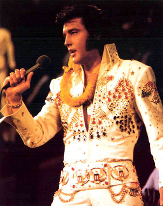 Elvis, en una actuación en Hawaii en 1975, dos años antes de su muerte