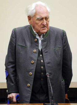 El ex oficial nazi Josef Scheungraber, de 90 años, condenado a cadena perpetua por un tribunal alemán  