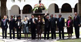 “Foto de Familia” de los concurrentes a la cumbre de Unasur de la cual no salió un pronunciamiento específico a la situación del uso de bases militares por EEUU en Colombia 
