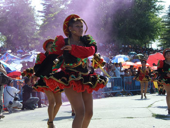 El desfile de los bailarines fue un hermoso espectáculo 