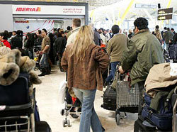 Pasajeros  en el aeropuerto de Barajas.