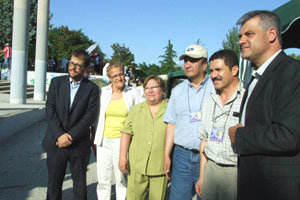 David Lucas, portavoz del PSOE al Ayuntamiento de Madrid (primero derecha) junto a personeros de la representación diplomática de Bolivia y del Ayto. de Madrid y la señora Dora Gutiérrez (tercera de izquierda a derecha) (Foto: Juan Ignacio Vera)