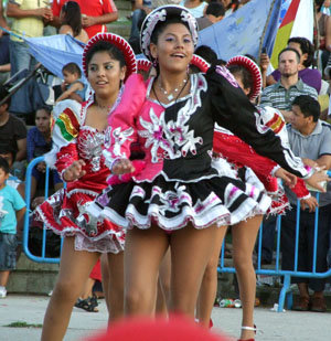 La belleza de las bailarinas vestidas con sus trajes típicos es uno de los atractivos  del desfile… 

