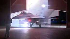 Imagen captada de la televisión egipcia que muestra un avión F-16 del ejército preparado para participar en la operación contra el Estado Islámico en Libia 

