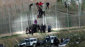 Imputan a ocho guardias civiles por los golpes que recibió un inmigrante en la valla de Melilla  