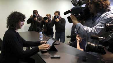 La eurodiputada de Podemos Tania González, durante su comparecencia. (EFE)