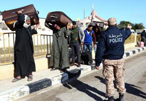 Miles de trabajadores egipcios en Libia abandonan el país por miedo al Estado Islámico