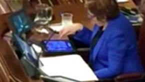 Celia Villalobos, pillada jugando con su tableta en el Congreso