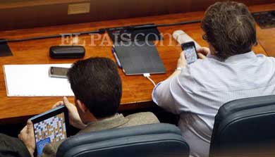 Bartolomé González e Isabel Redondo saltaron a ‘la fama’ cuando les pillaron entregados a su Apalabrados durante un pleno de la Asamblea. Foto El País