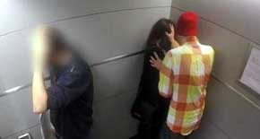 El vídeo muestra, a través de una cámara oculta instalada en un ascensor, un hombre amenazando a su pareja. YouTube 