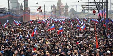 Miles de rusos se suman a la marcha en recuerdo de Nemtsov 