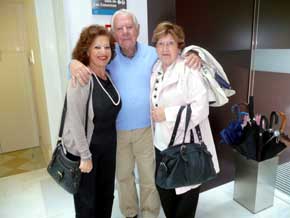 En la imagen, la autora de este artículo junto al fallecido escritor Francisco González Ledesma y su mujer, Rosa, durante un congreso en Asturias.