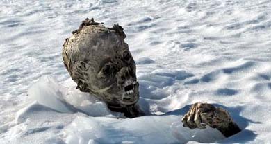 
Fotografía que muestra el cuerpo momificado de un hombre en la cima del Pico de Orizaba (México) 
