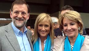 La presidenta del PP de Madrid, Esperanza Aguirre (i), y la delegada del Gobierno, Cristina Cifuentes, conversan en la segunda jornada de debate con la sociedad organizada por el partido popular. EFE/Archivo

