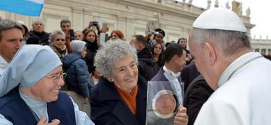 El Papa Francisco estrecha la mano de Laura Cretara, la diseñadora de la moneda italiana del euro, durante la audiencia general que el pontífice celebra cada miércoles en el Vaticano 