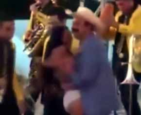 Un alcalde en México levanta la falda a una mujer - Es el mismo edil que dijo que robó 'poquito' 