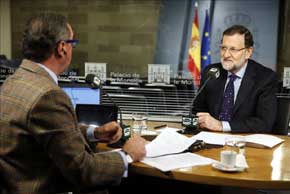 El presidente del Gobierno, Mariano Rajoy, conversa con el periodista Carlos Herrera (i), durante la entrevista que ha concedido hoy, desde el Palacio de la Moncloa, a la cadena de radio Onda Cero. EFE