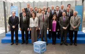 El presidente del Gobierno, Mariano Rajoy, la vicepresidenta, Soraya Sáenz de Santamaría, y los barones ‘populares’. Foto: PP