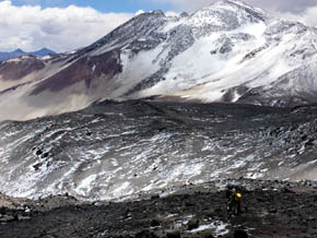 Intentarán nuevo récord mundial en el volcán Ojos del Salado