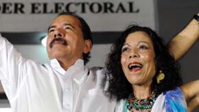 Daniel Ortega celebra con Rosario Murillo la victoria electoral.