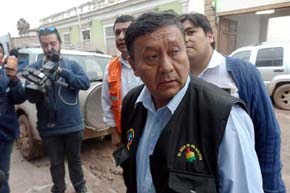 El destituido  ministro de Defensa boliviano con el polémico chaleco