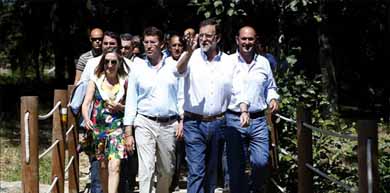El presidente del Gobierno, Mariano Rajoy, durante unas pasadas vacaciones en Pontevedra acompañado por varios dirigentes del PP también gallegos / EFE