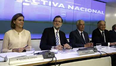 Barones y lideresas aplauden y eluden cualquier debate tras oír la arenga de Rajoy