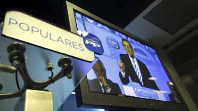 Vista de uno de los monitores instalados en la sala de prensa de la sede del Partido Popular. (EFE)