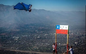 Se lanza desde un helicóptero y atraviesa una bandera de Chile con una precisión milimétrica