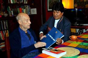 Eduardo Galeano (i) junto al presidente de Bolivia. Evo Morales en una imagen de archivo...
