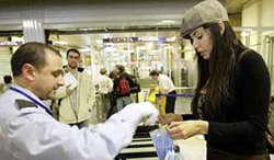 En la imagen de archivo, control de entrada en aeropuerto de Barajas

